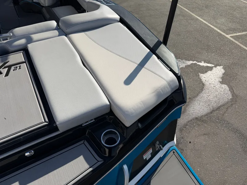 Slide: The Image of MasterCraft XT21 2017 - 17