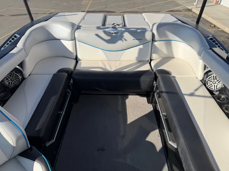 Slide: The Image of MasterCraft XT21 2017 - 19