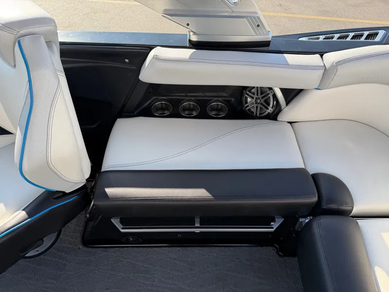 Slide: The Image of MasterCraft XT21 2017 - 20