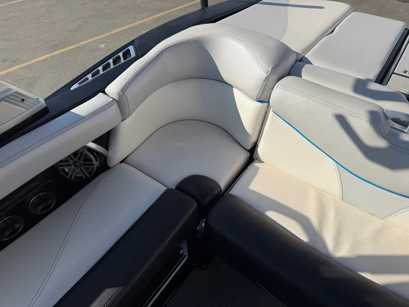 Slide: The Image of MasterCraft XT21 2017 - 21