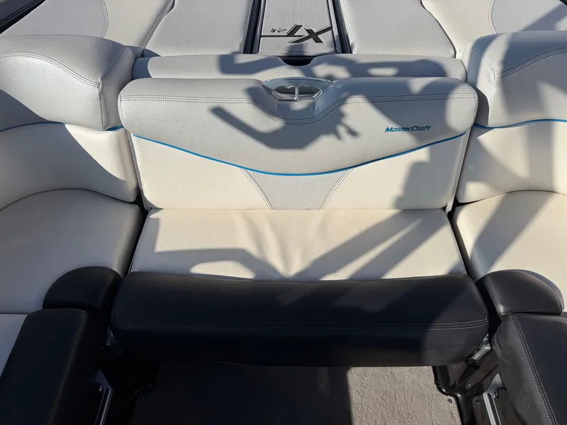 Slide: The Image of MasterCraft XT21 2017 - 22