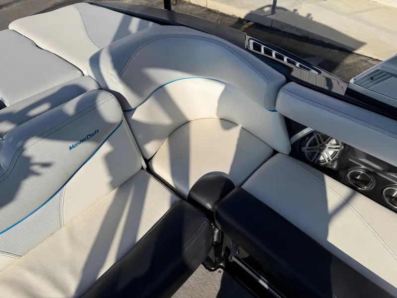 Slide: The Image of MasterCraft XT21 2017 - 23