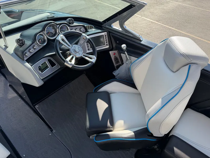 Slide: The Image of MasterCraft XT21 2017 - 26