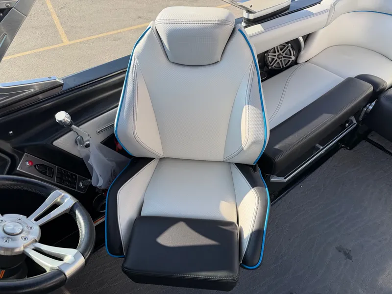Slide: The Image of MasterCraft XT21 2017 - 27