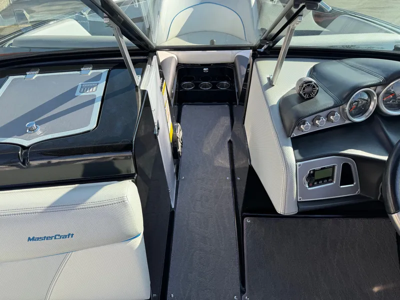 Slide: The Image of MasterCraft XT21 2017 - 29