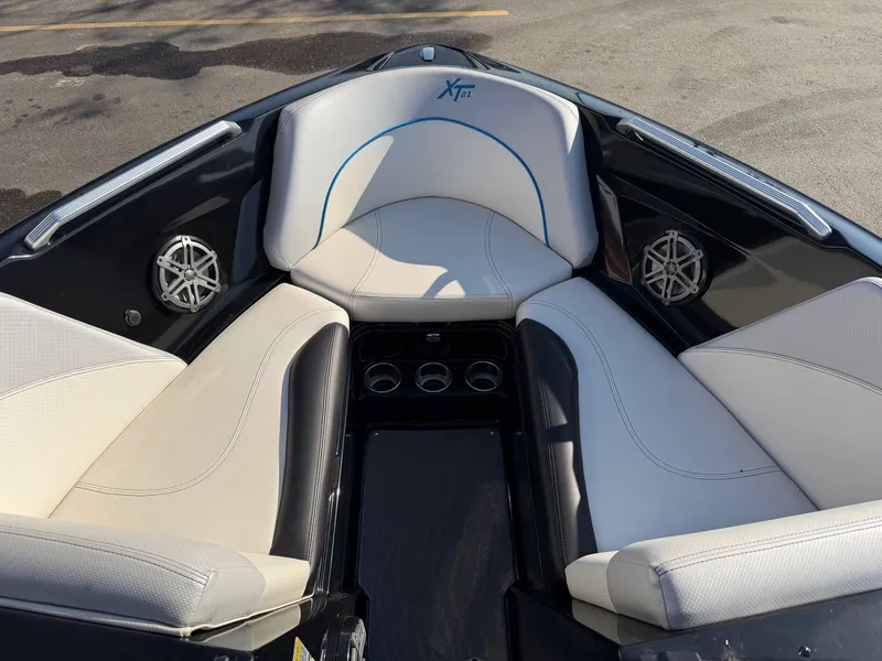 Slide: The Image of MasterCraft XT21 2017 - 30