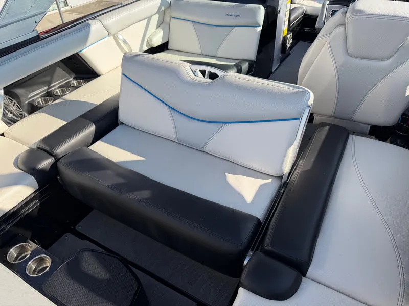 Slide: The Image of MasterCraft XT21 2017 - 32