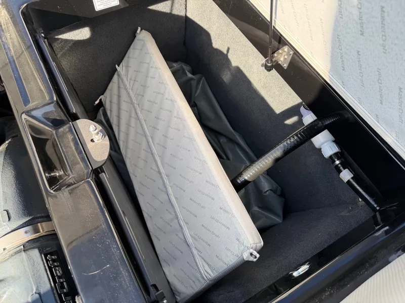 Slide: The Image of MasterCraft XT21 2017 - 34