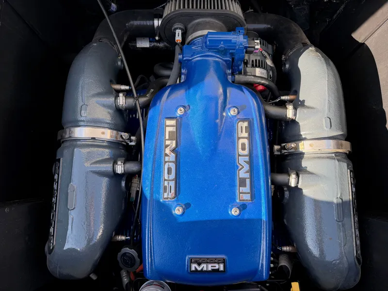 Slide: The Image of MasterCraft XT21 2017 - 35