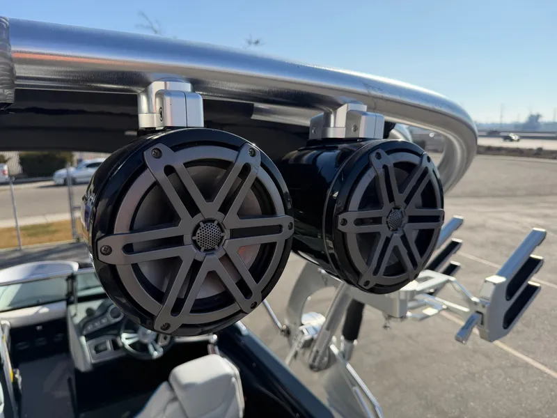 Slide: The Image of MasterCraft XT21 2017 - 37