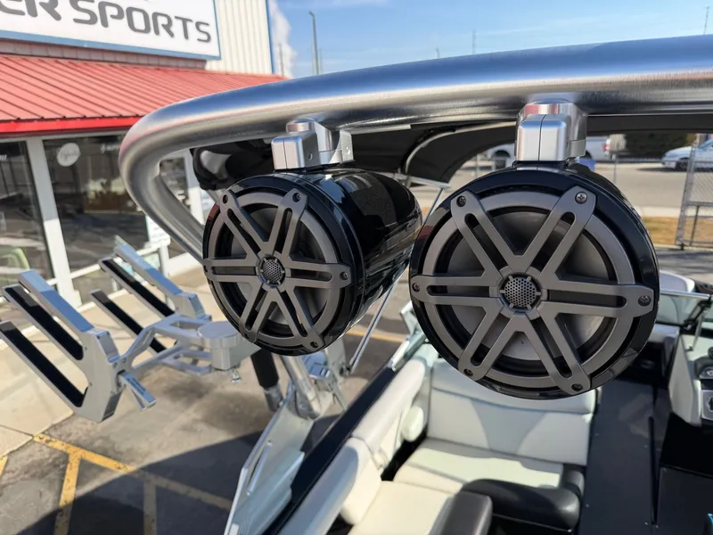 Slide: The Image of MasterCraft XT21 2017 - 38