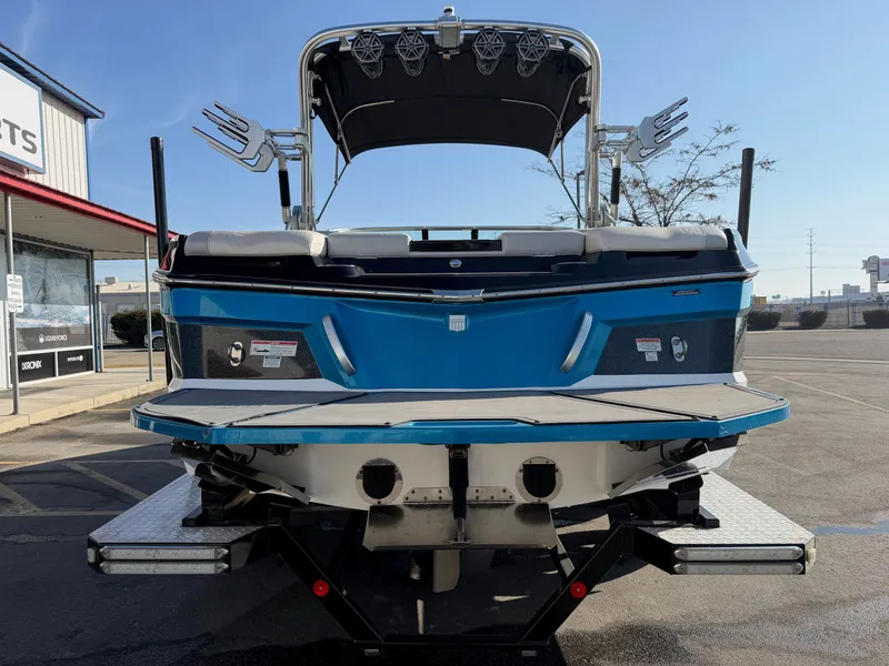 Slide: The Image of MasterCraft XT21 2017 - 4