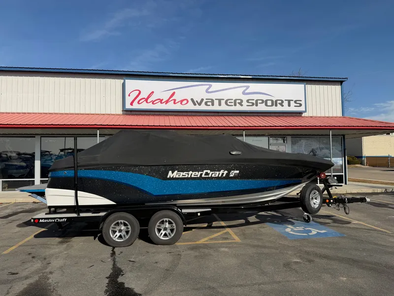 Slide: The Image of MasterCraft XT21 2017 - 42