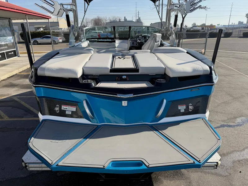 Slide: The Image of MasterCraft XT21 2017 - 6