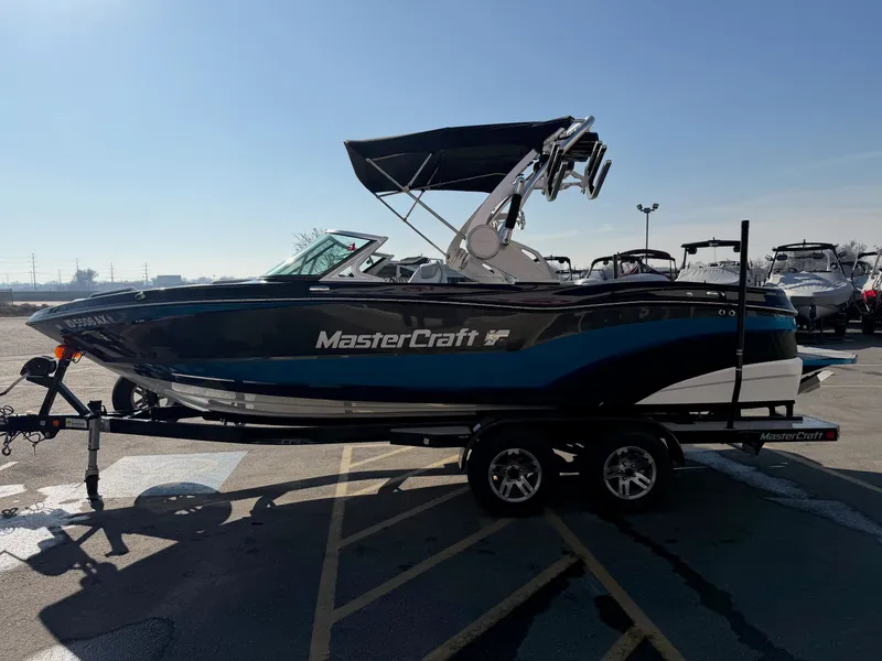 Slide: The Image of MasterCraft XT21 2017 - 8
