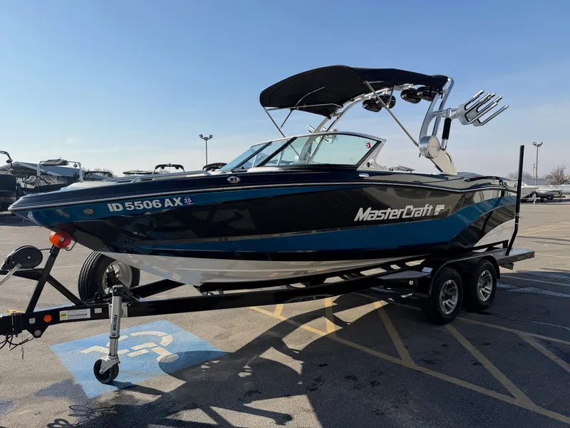 Slide: The Image of MasterCraft XT21 2017 - 9