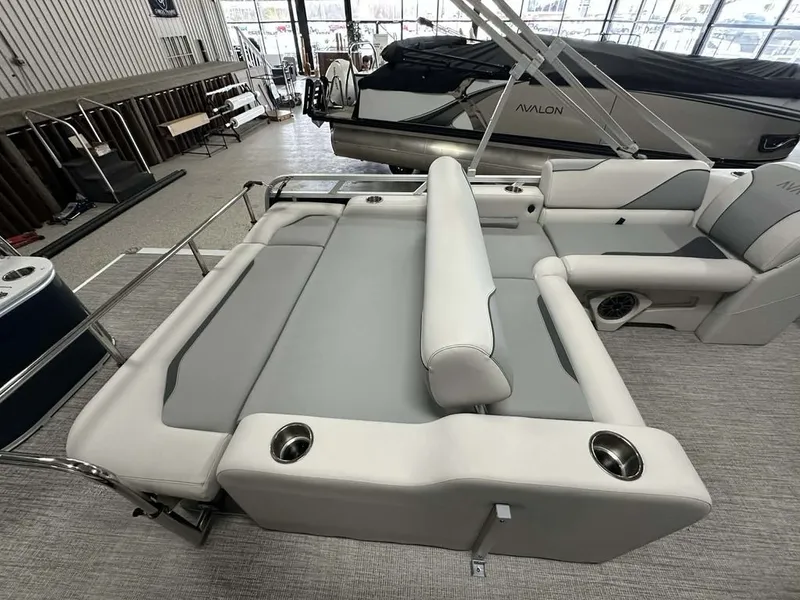 Slide: The Image of Avalon Venture 85 Versatile Rear Bench 23 FT 2026 - 13