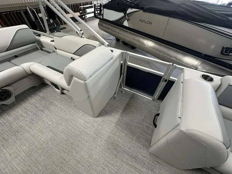 Slide: The Image of Avalon Venture 85 Versatile Rear Bench 23 FT 2026 - 7