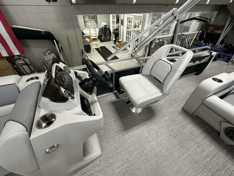Slide: The Image of Avalon Venture 85 Versatile Rear Bench 23 FT 2026 - 8