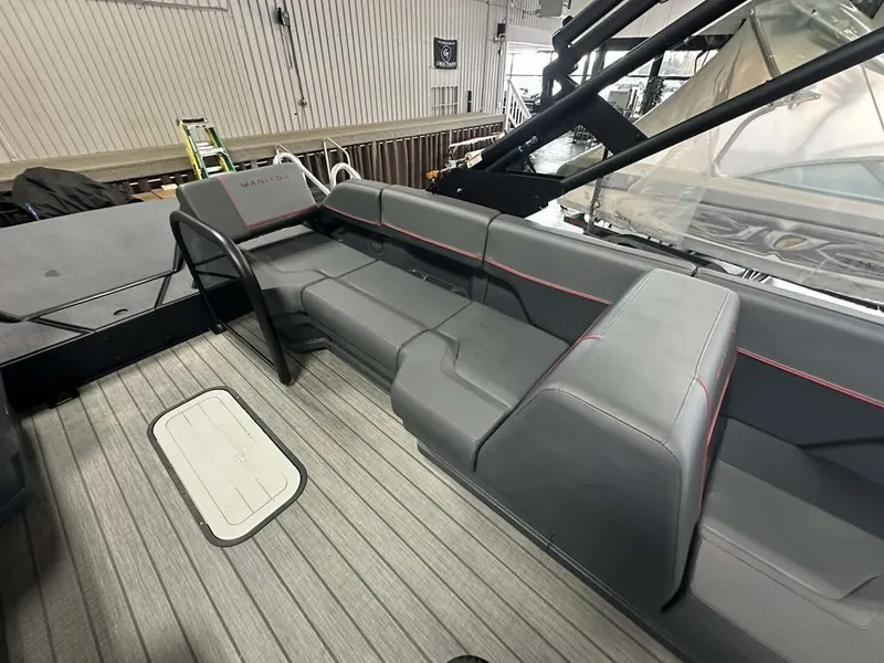 Slide: The Image of Manitou Explore 22 Switchback V-Toon 2024 - 12