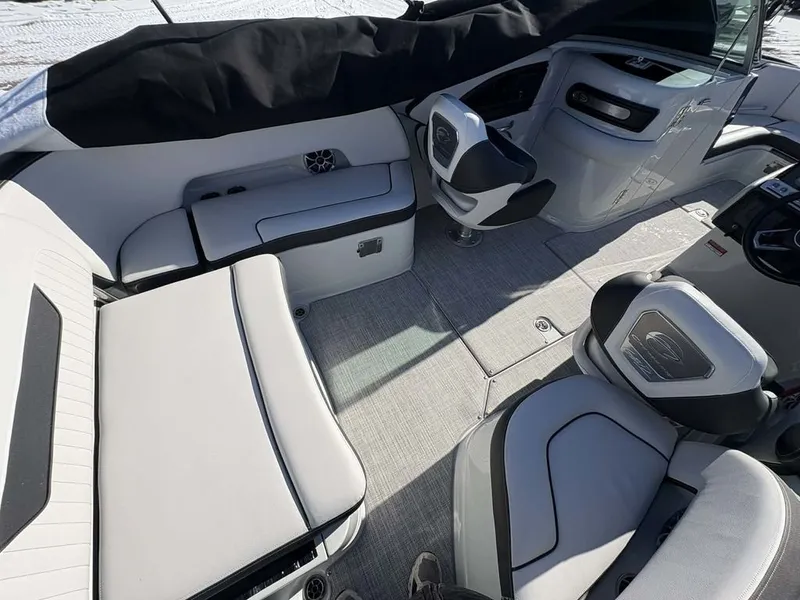 Slide: The Image of Crownline Boats 250 XSS 2026 - 6