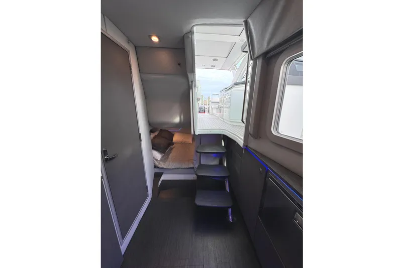 Slide: The Image of Formula 430 Super Sport Crossover 2018 - 16