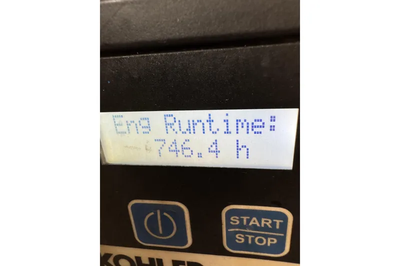 Slide: The Image of Display showing engine runtime of 746.4 hours on a 2018 Formula 430 Super Sport Crossover. - 25