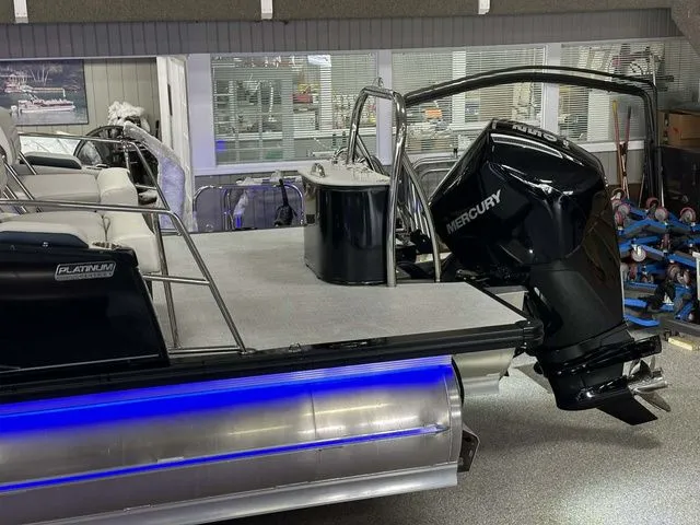 Slide: The Image of Avalon Catalina Quad Lounger Shift Windshield 25 FT 2026 - 17