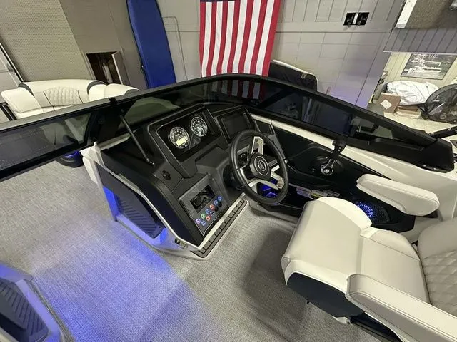 Slide: The Image of Avalon Catalina Quad Lounger Shift Windshield 25 FT 2026 - 7