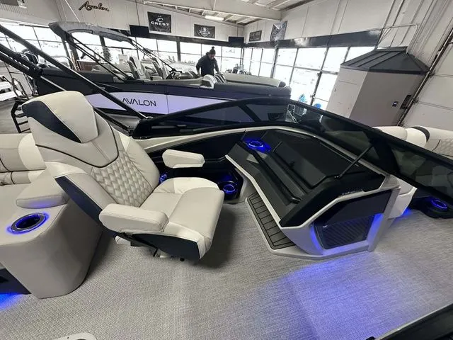 Slide: The Image of Avalon Catalina Quad Lounger Shift Windshield 25 FT 2026 - 9