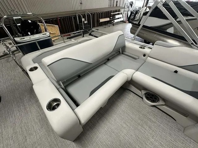 Slide: The Image of Avalon Venture 85 Versatile Rear Bench 23 FT 2026 - 12