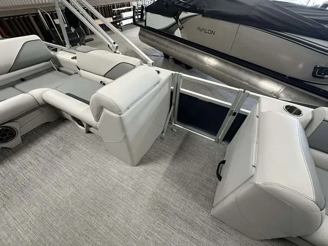 Slide: The Image of Avalon Venture 85 Versatile Rear Bench 23 FT 2026 - 7