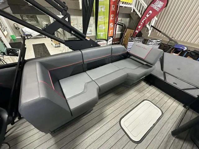 Slide: The Image of Manitou Explore 22 Switchback V-Toon 2024 - 11