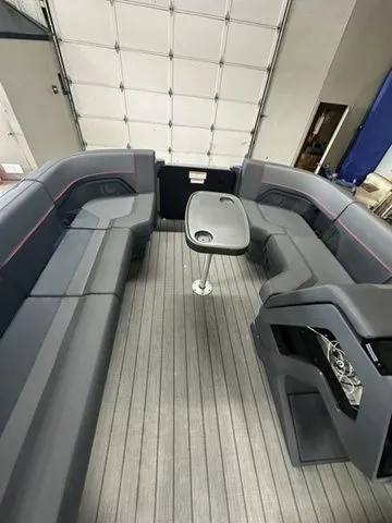 Slide: The Image of Manitou Explore 22 Switchback V-Toon 2024 - 3