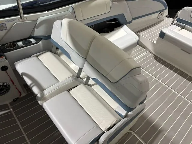 Slide: The Image of Formula 330 Crossover Bowrider 2022 - 10