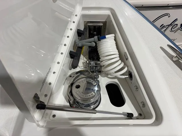 Slide: The Image of Formula 330 Crossover Bowrider 2022 - 27