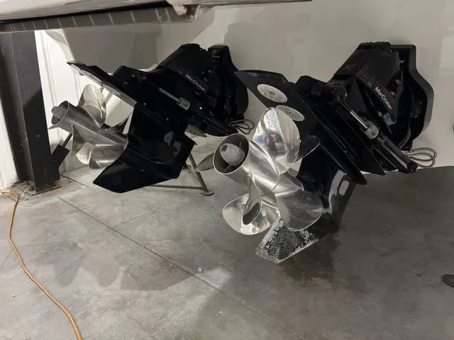 Slide: The Image of Formula 330 Crossover Bowrider 2022 - 30