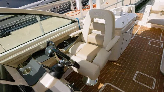 Slide: The Image of Boston Whaler 320 Vantage 2022 - 10