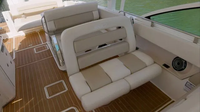 Slide: The Image of Boston Whaler 320 Vantage 2022 - 14