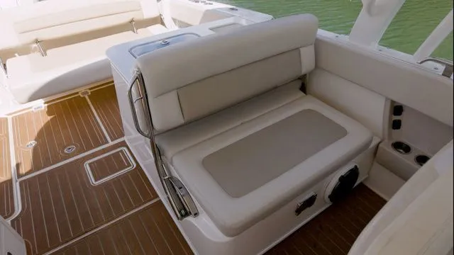 Slide: The Image of Boston Whaler 320 Vantage 2022 - 15