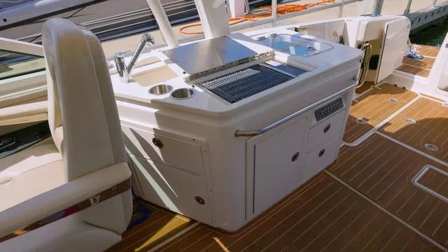 Slide: The Image of Boston Whaler 320 Vantage 2022 - 16