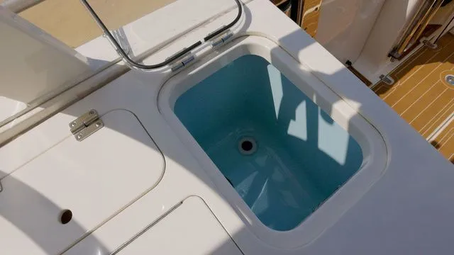 Slide: The Image of Boston Whaler 320 Vantage 2022 - 18