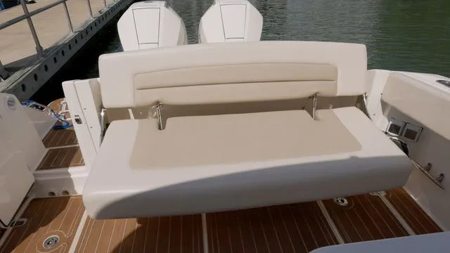 Slide: The Image of Boston Whaler 320 Vantage 2022 - 19