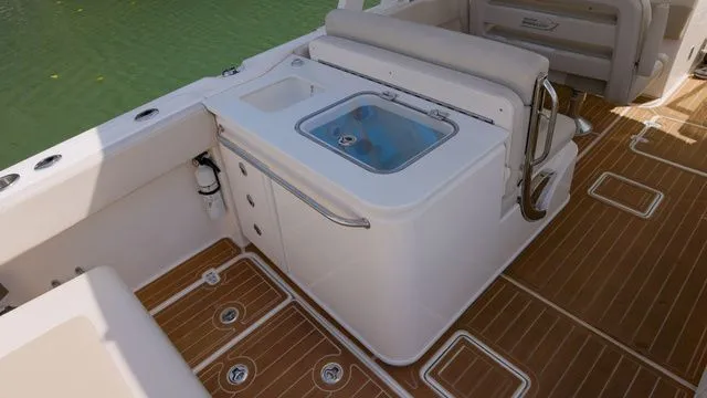 Slide: The Image of Boston Whaler 320 Vantage 2022 - 20