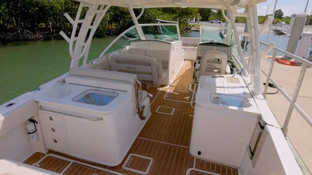 Slide: The Image of Boston Whaler 320 Vantage 2022 - 21