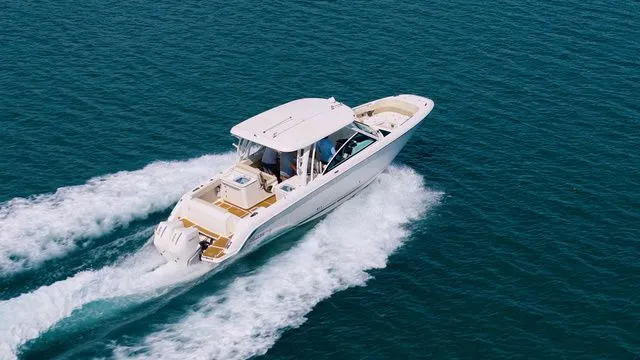 Slide: The Image of Boston Whaler 320 Vantage 2022 - 24