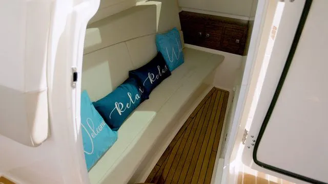 Slide: The Image of Boston Whaler 320 Vantage 2022 - 5