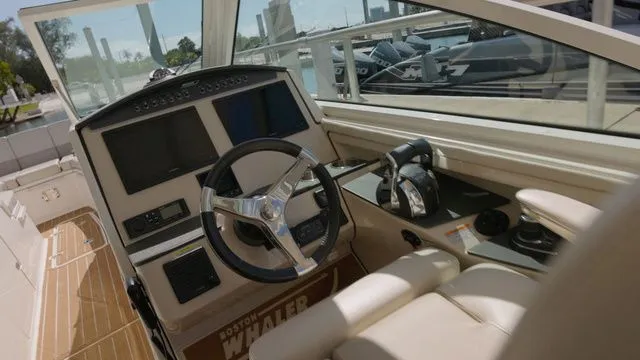 Slide: The Image of Boston Whaler 320 Vantage 2022 - 6