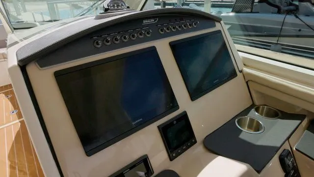 Slide: The Image of Boston Whaler 320 Vantage 2022 - 7