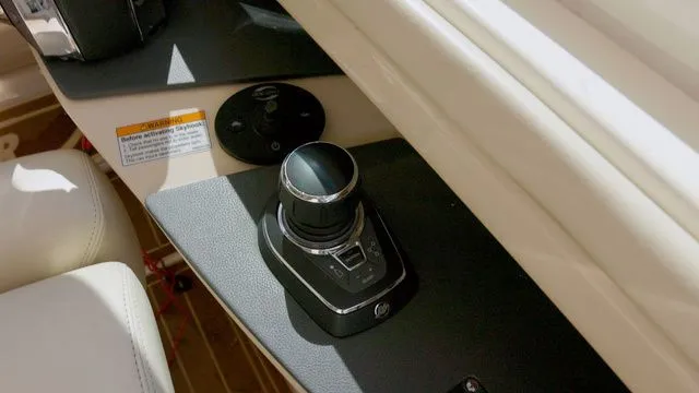 Slide: The Image of Boston Whaler 320 Vantage 2022 - 8